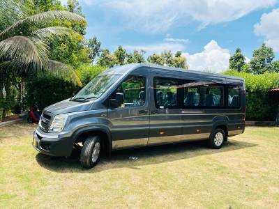 17 Seater Urbania Traveller