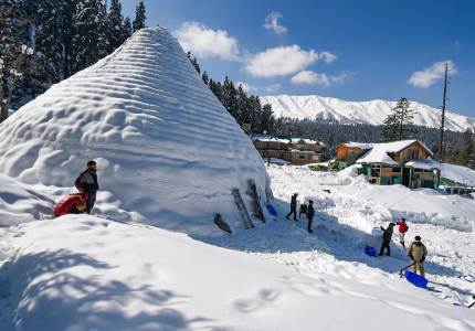 Frozen Paradise: Gulmarg Adventure with Srinagar Stay