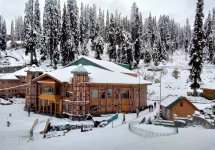 Frozen Paradise: Gulmarg Adventure with Srinagar Stay