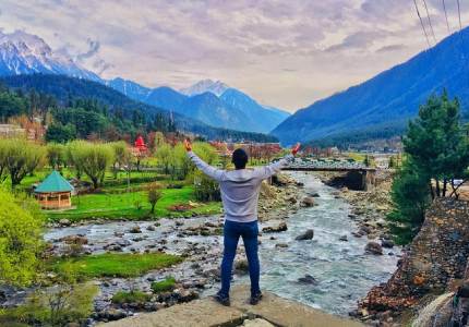 Frozen Paradise: Gulmarg Adventure with Srinagar Stay
